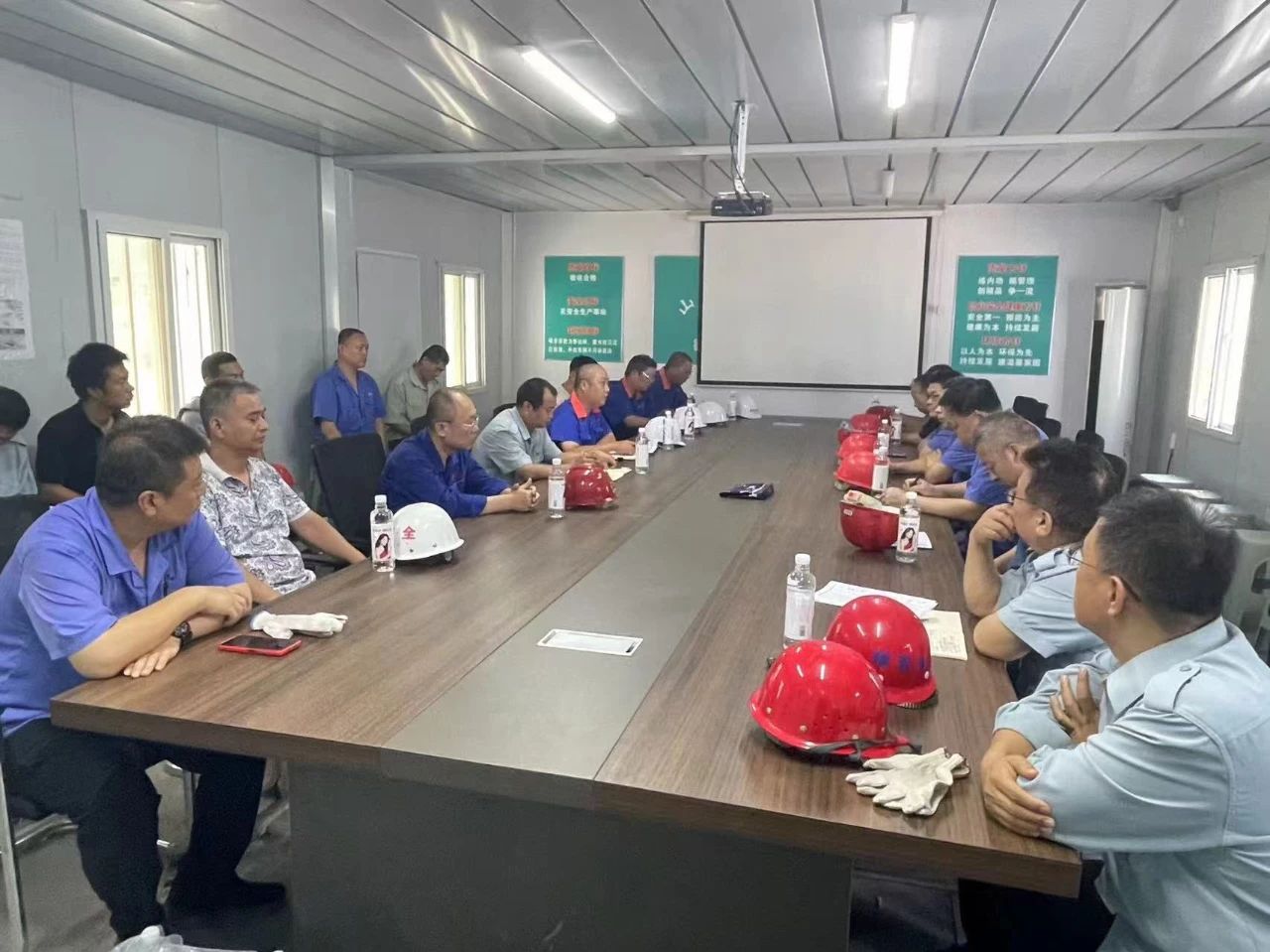 午夜国产精品视频